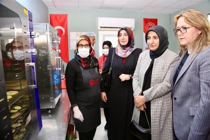 A group of people wearing masksAI-generated content may be incorrect.