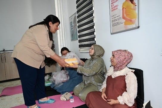 A group of people in a roomAI-generated content may be incorrect.